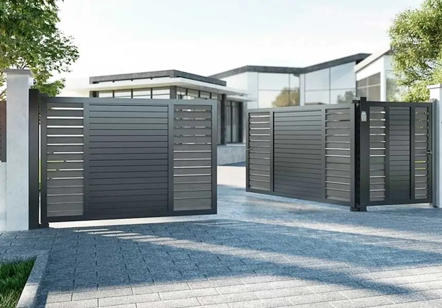 A modern dual-panel aluminium gate with horizontal slats, complementing a contemporary home’s exterior. Gates Wellington installs quality aluminium gates.